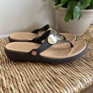 Woman’s Crocs Dual Comfort Sandals Brown Gold Metallic Accent Size 8